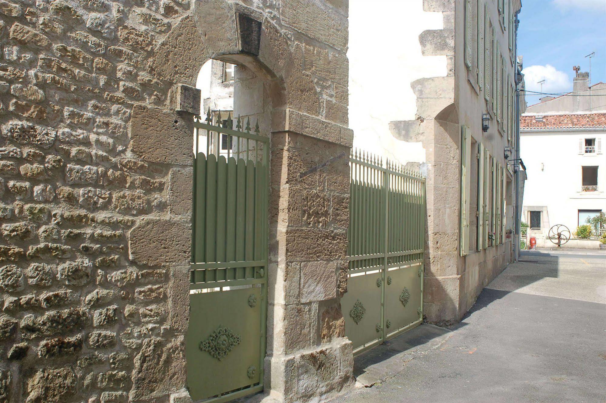 Hotel Du Donjon Aulnay  Exterior foto
