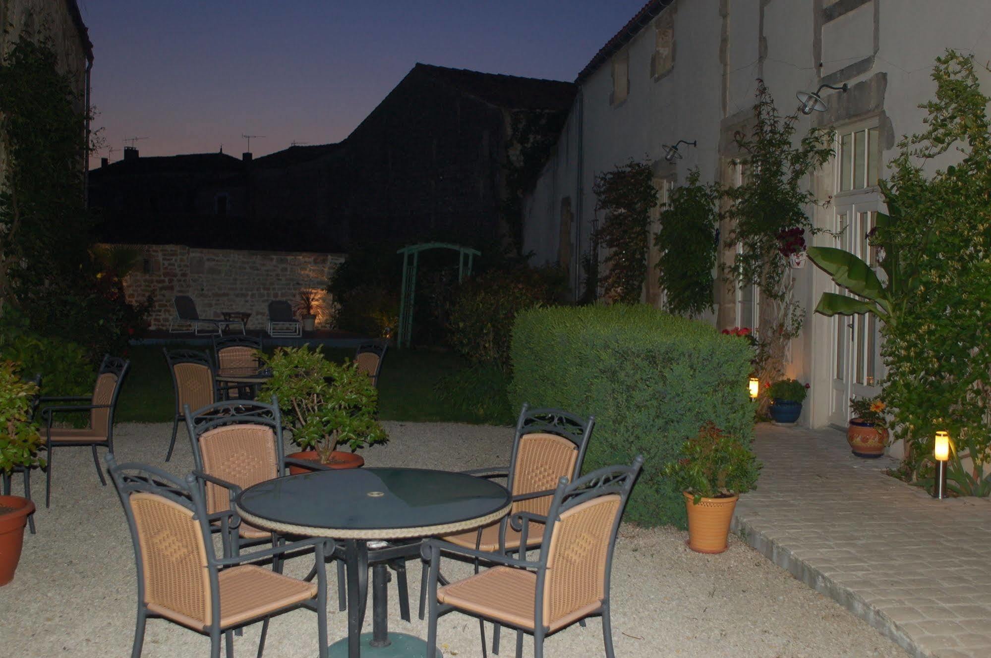 Hotel Du Donjon Aulnay  Exterior foto